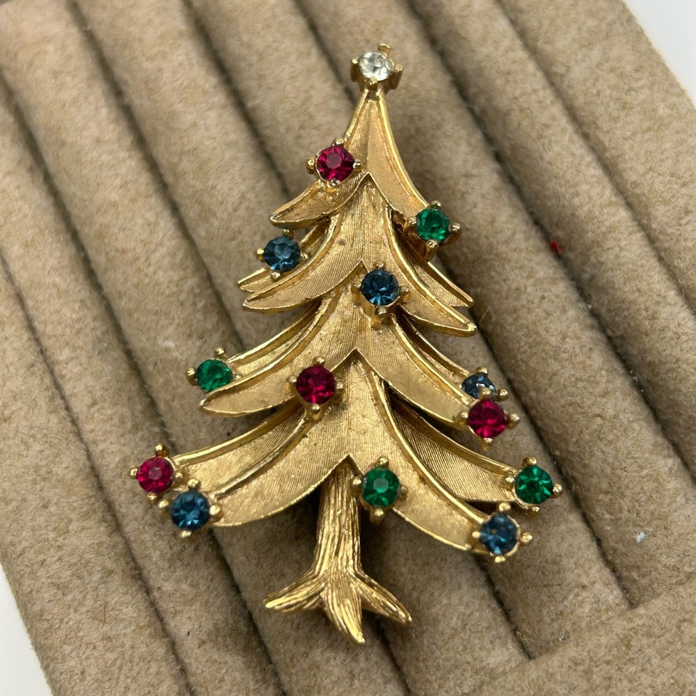 Crown Trifari Gold Christmas Tree Brooch with Multicolor Gemstones